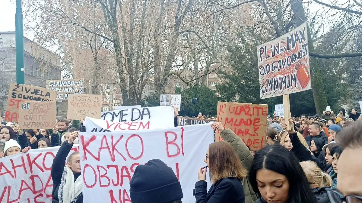 Ispred zgrade Vlade Kantona Sarajevo od 10 sati počeli su se okupljati studenti koji su za 11 sati najavi proteste.