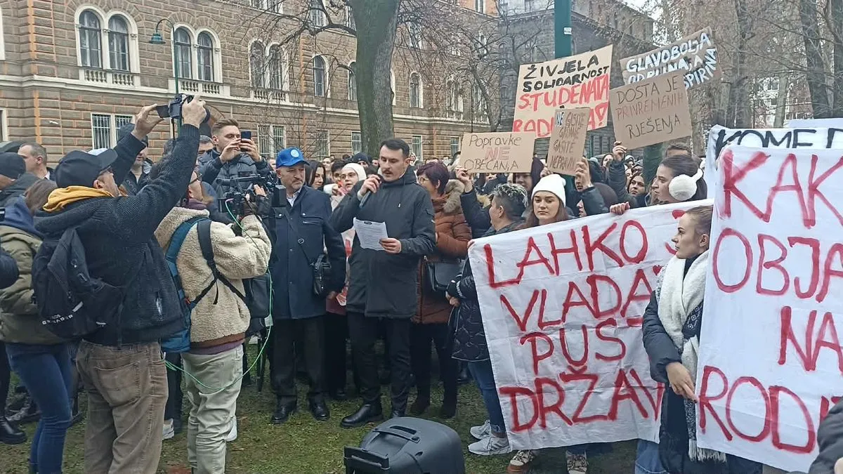 Ispred zgrade Vlade Kantona Sarajevo od 10 sati počeli su se okupljati studenti koji su za 11 sati najavi proteste.