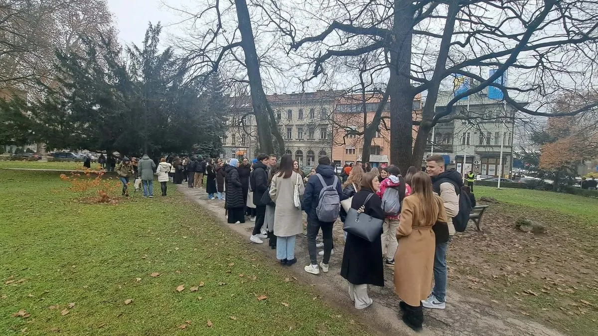 Ispred zgrade Vlade Kantona Sarajevo od 10 sati počeli su se okupljati studenti koji su za 11 sati najavi proteste.