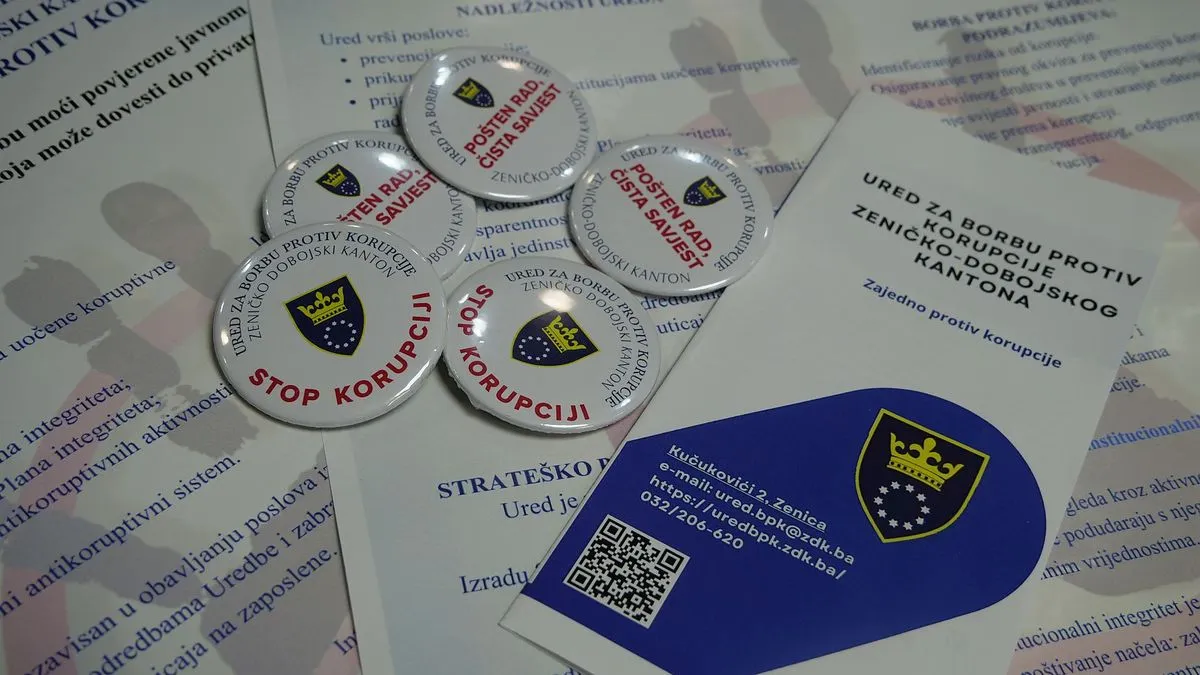 Svim kantonalnim institucijama, uključujući bolnice, policiju i inspekcije, dostavljeni su i bedževi koje uposlenici nose na reveru