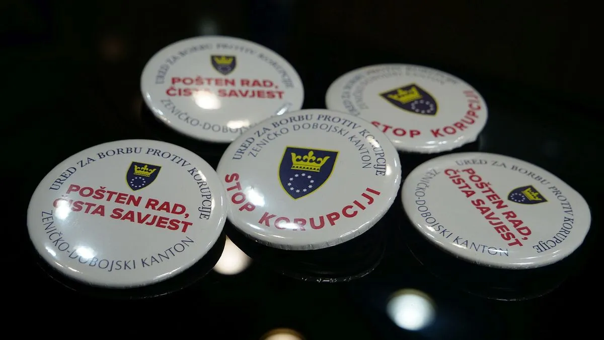 Svim kantonalnim institucijama, uključujući bolnice, policiju i inspekcije, dostavljeni su i bedževi koje uposlenici nose na reveru