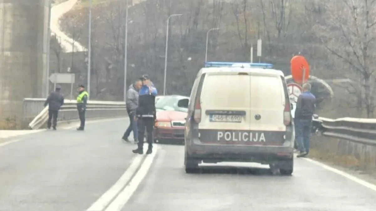 Zbog uviđaja i sanacije mjesta nesreće, saobraćaj na ovom dijelu magistrale odvija se naizmjenično jednom saobraćajnom trakom.