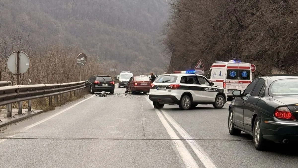 Zbog uviđaja i sanacije mjesta nesreće, saobraćaj na ovom dijelu magistrale odvija se naizmjenično jednom saobraćajnom trakom.