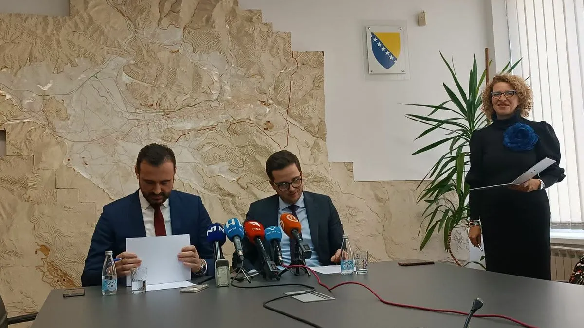 Govoreći o mjerama koje su poduzete, premijer je podsjetio da je javni gradski prevoz jedna trećina problema zagađenosti zraka u KS.