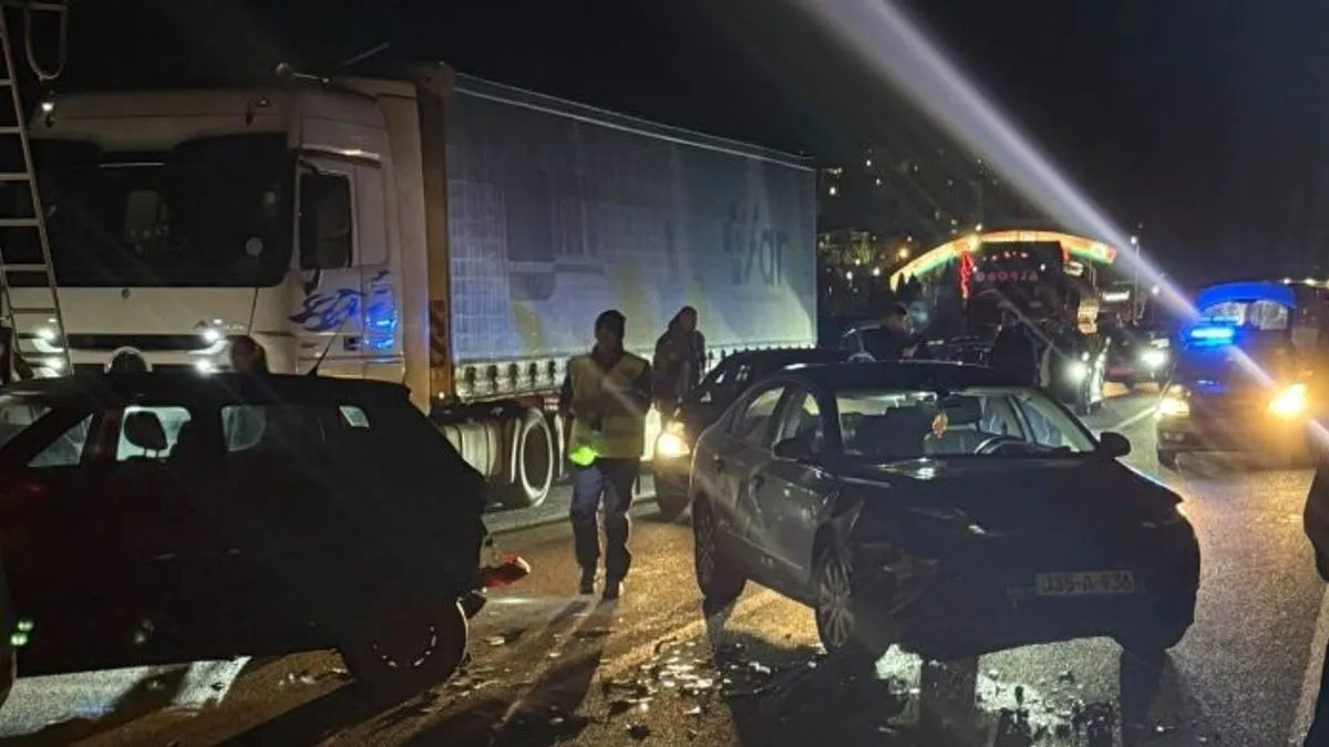 Zbog nesreće saobraćaj je na toj dionici privremeno bio u potpunosti obustavljen u oba pravca.