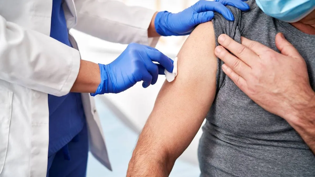 Maska je obavezna ne samo kod pacijenata već i doktora jer i doktor može prenijeti pacijentu gripu