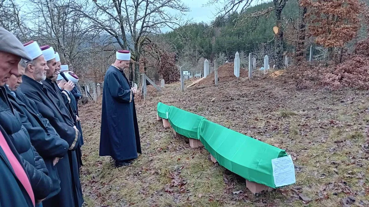 Dženaza je klanjana i Kulić Hajriji, rođenoj Vražalica; Kulić Sulji i Kulić Šahi, rođenoj Turković