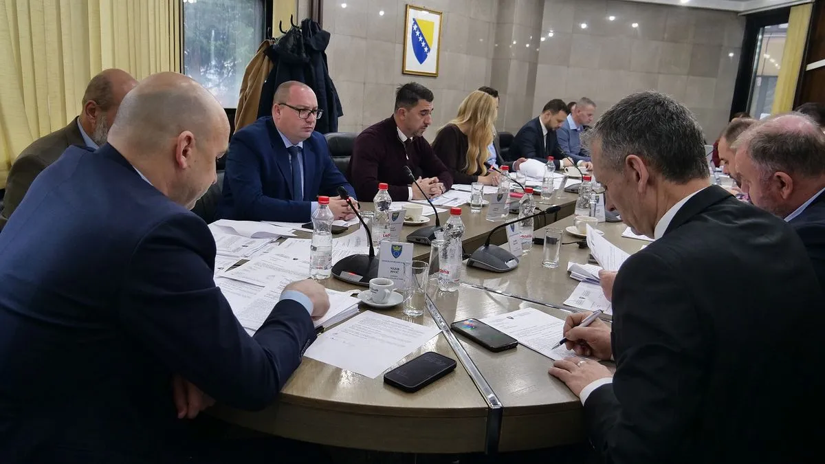 Vlada je izdvojila približno 303.000 KM za otkupljivače i prerađivače mlijeka, čime se nastavlja intenzivna podrška prerađivačkom lancu u kantonu.