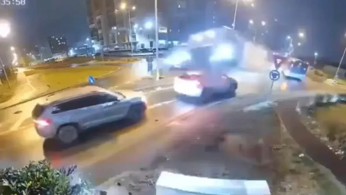 Ovom prilikom, vozilo je umalo sigurnosnu kameru koja je i zabilježila ovaj trenutak