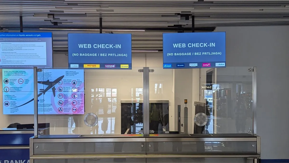 Novi šalteri nude tri pozicije, uz dva monitora iznad koji prikazuju informacije prilagođene njihovoj namjeni.