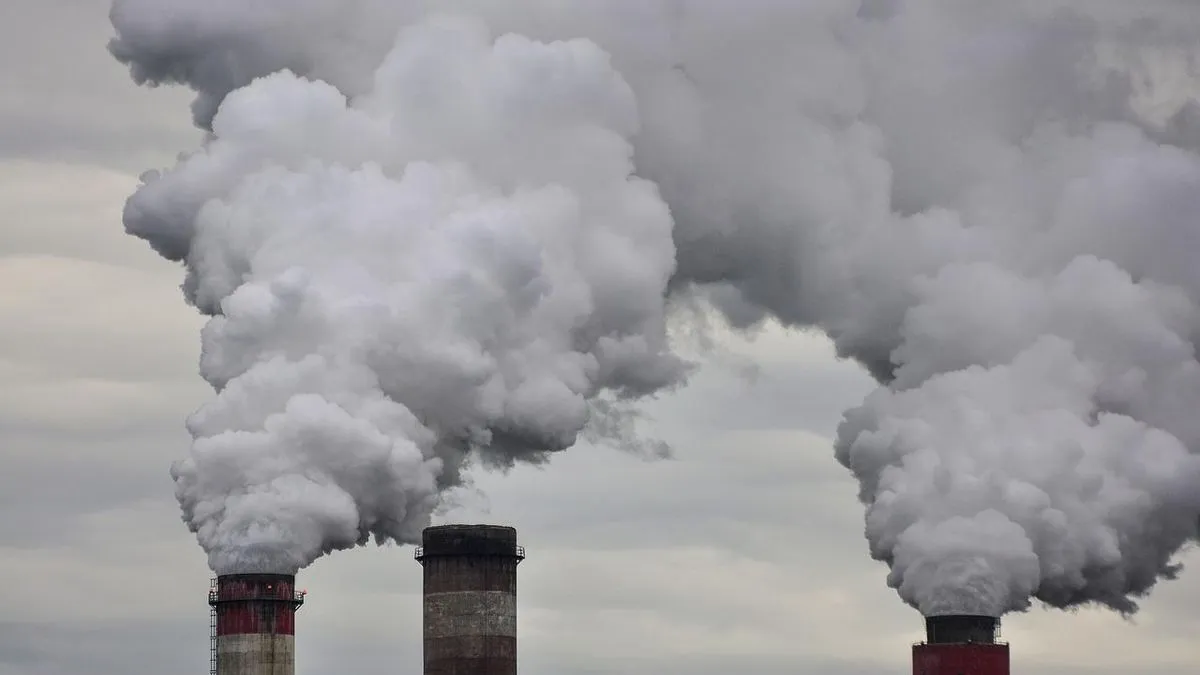 Agencija Reuters izvještava o gradu od 350.000 stanovnika koji je pod opsadom smoga, naglašavajući da BiH ima jednu od najviših razina zagađenja česticama