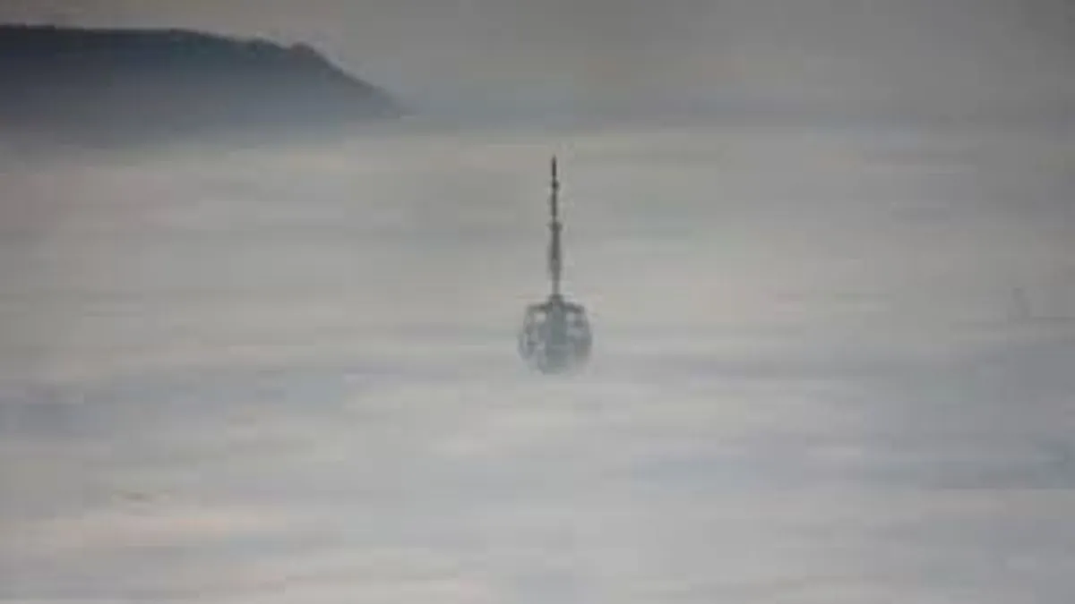 Agencija Reuters izvještava o gradu od 350.000 stanovnika koji je pod opsadom smoga, naglašavajući da BiH ima jednu od najviših razina zagađenja česticama