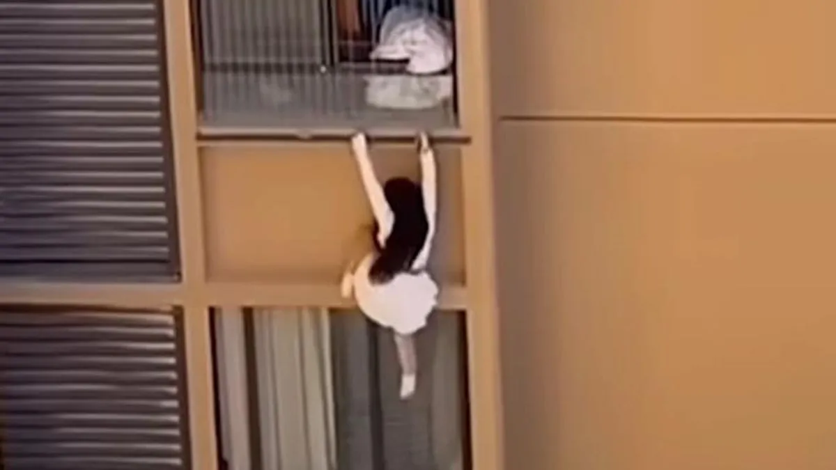 Na sreću, komšija joj je otvorio vrata i izvukao je iz situacije koja je mogla završiti smrću.