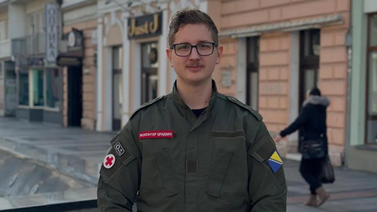 Dok je većina građana spavala, volonter Crvenog krsta/križa Brčko distrikta BiH, Zdravko Gojaković, je oko ponoći pokazao izuzetnu hrabrost i pribranost.