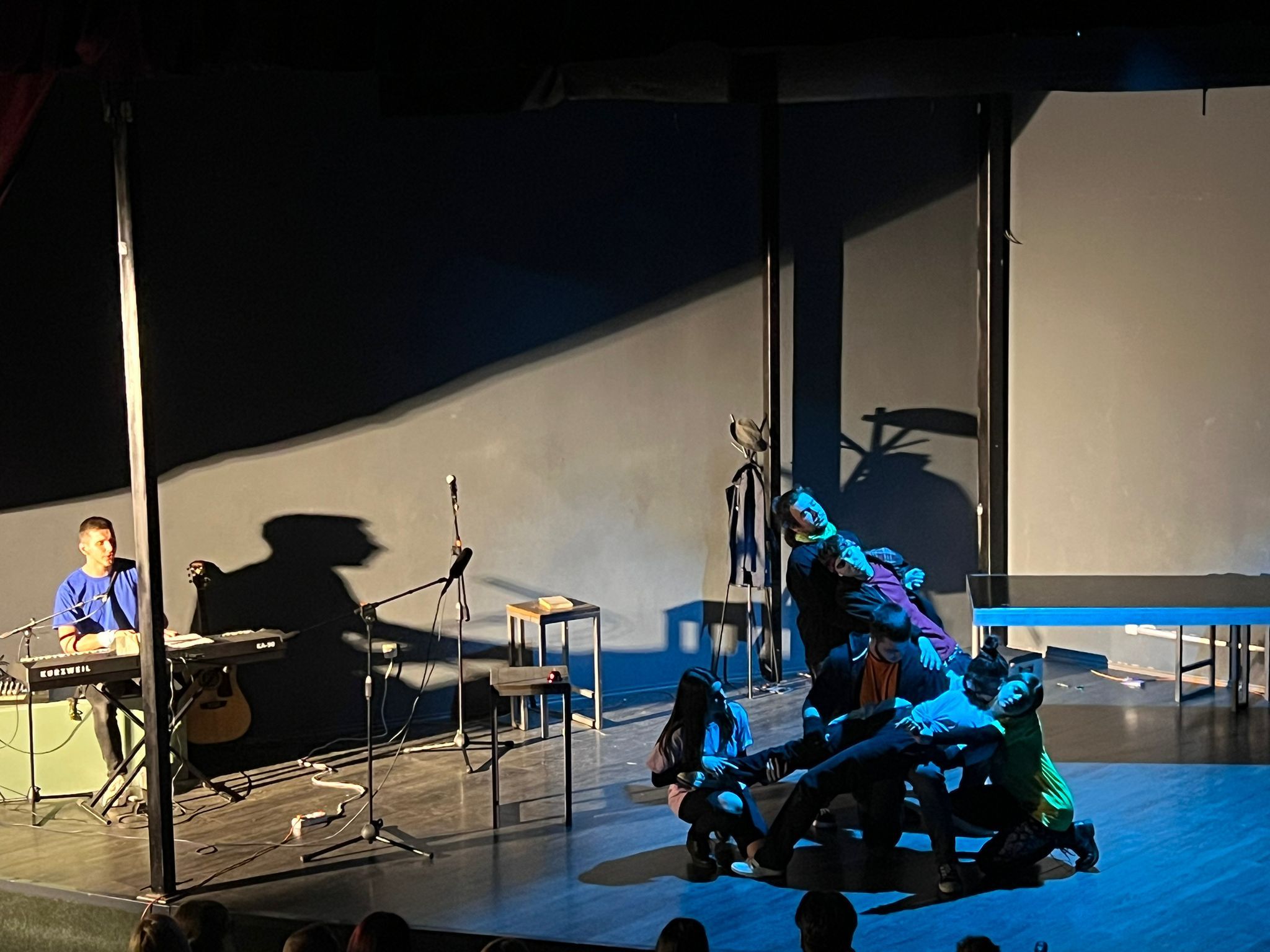 Predstava „I bi mrak“ istražuje umjetničku slobodu i slobodu mišljenja, preispitujući autoritet i društvene norme