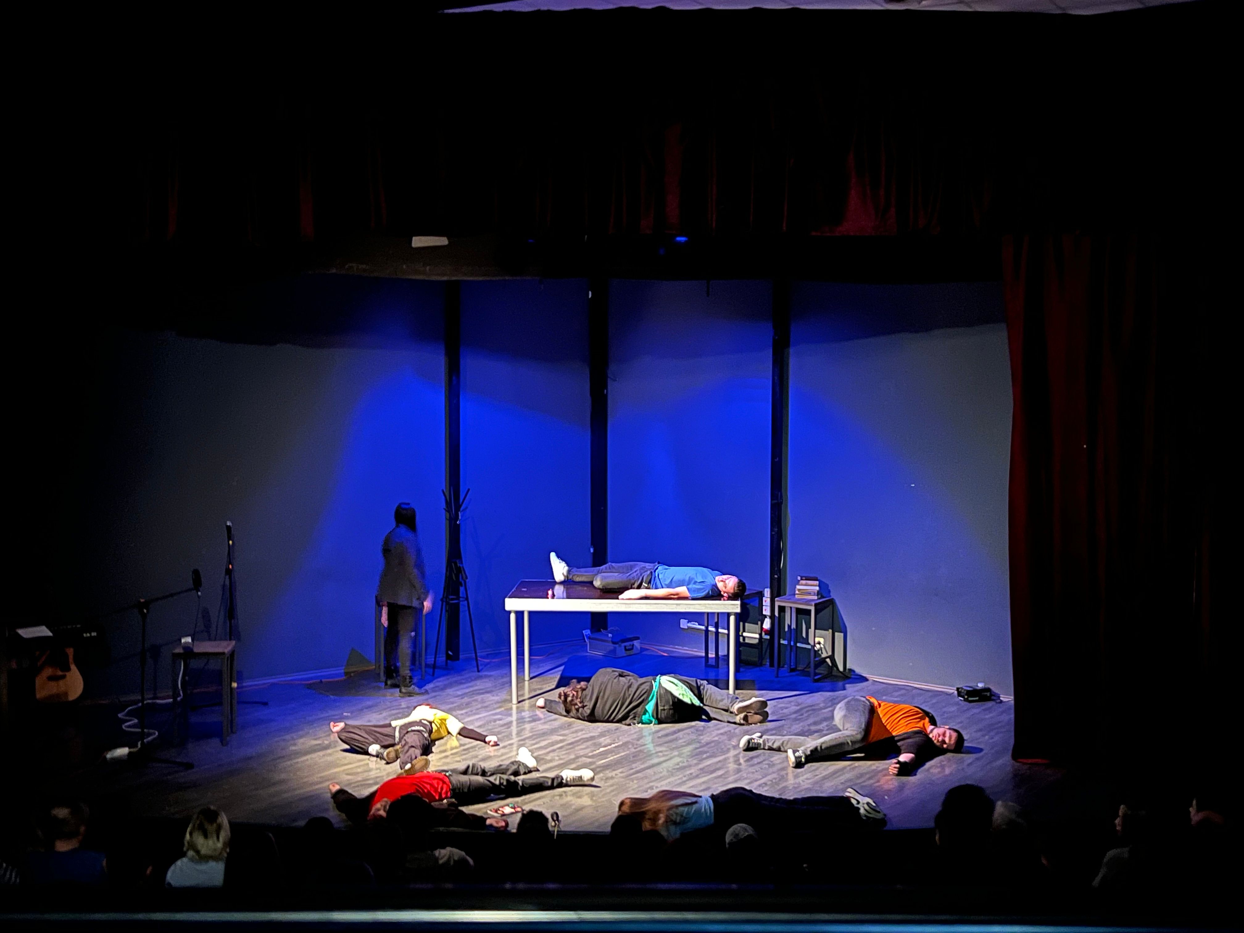 Predstava „I bi mrak“ istražuje umjetničku slobodu i slobodu mišljenja, preispitujući autoritet i društvene norme