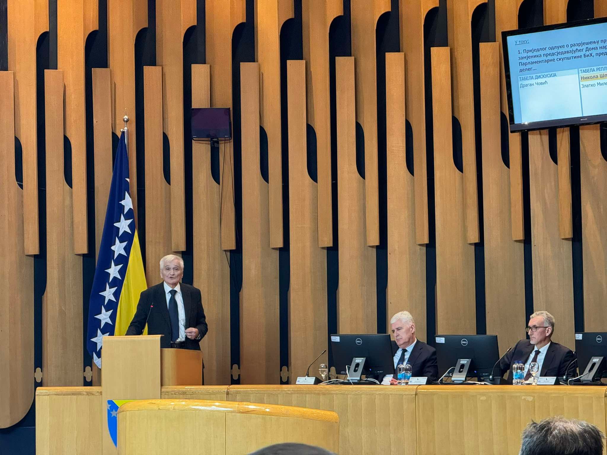 Na sjednici su se delegati trebali izjašnjavati o dopunama zakona kojim se sprečava planirani rast plaća funkcionera.