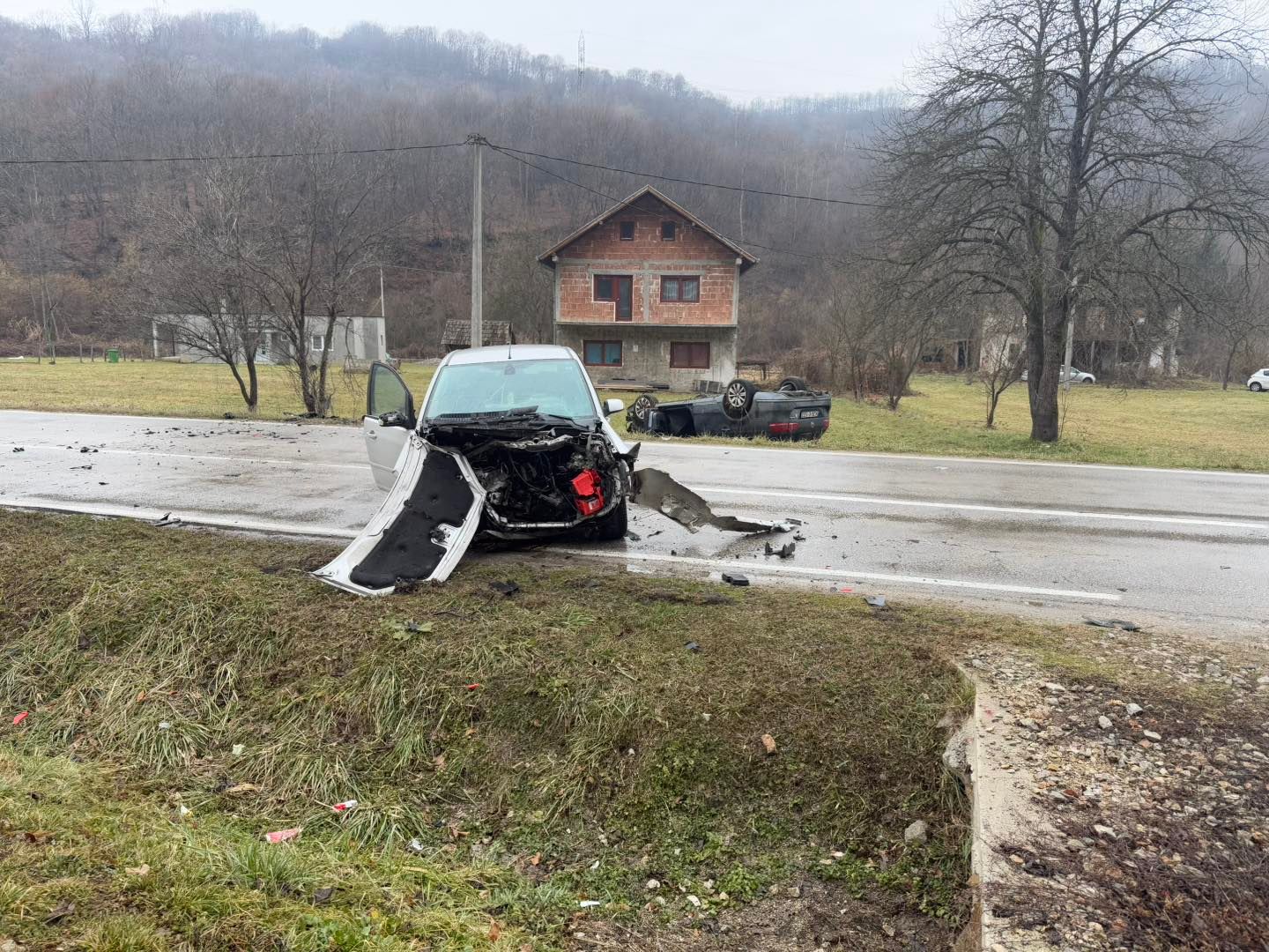 Stravična saobraćajna nesreća u BiH: Jedan automobil na krovu, drugi smrskan