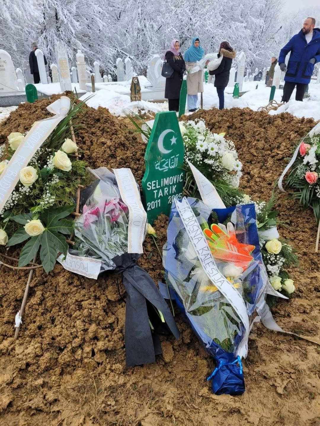 Kolona ljudi na dženazi ubijenima Ineli Selimović i njenom maloljetnom sinu