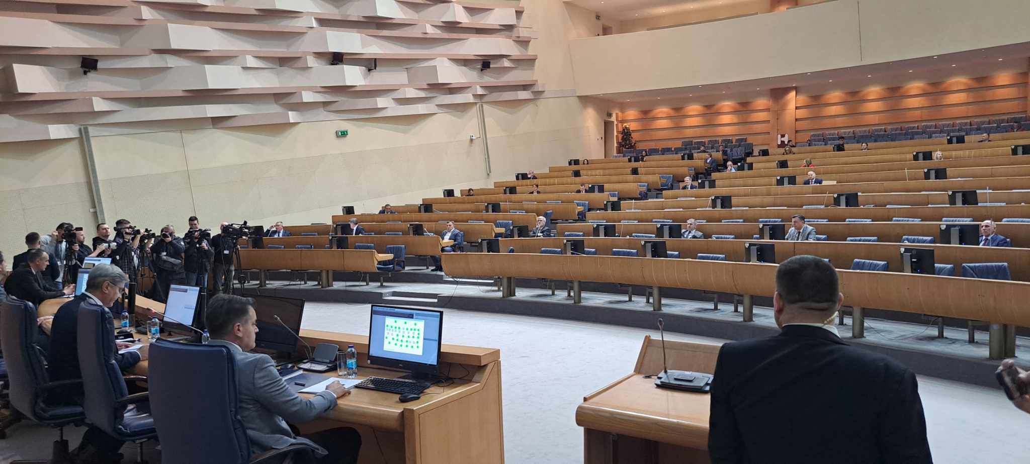 Predlaganje ovog zakona je uslijedilo nakon što nije ispoštovan rok za imenovanje zamjene za ministra sigurnosti BiH Nenada Nešića, nakon što je on podnio ostavku.