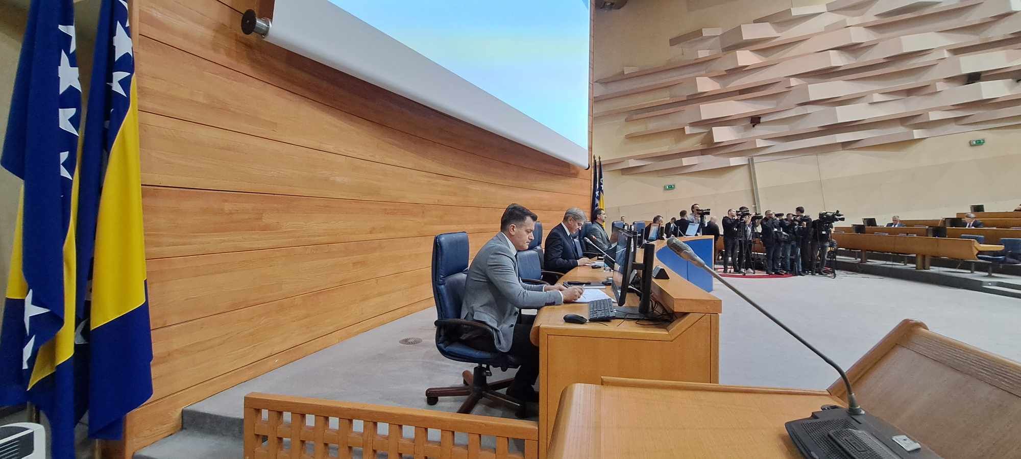 Primjetno je da na sjednicu nisu došli zastupnici Kluba HDZ, osim Marinka Čavare koji je u  rukovodstvu Doma