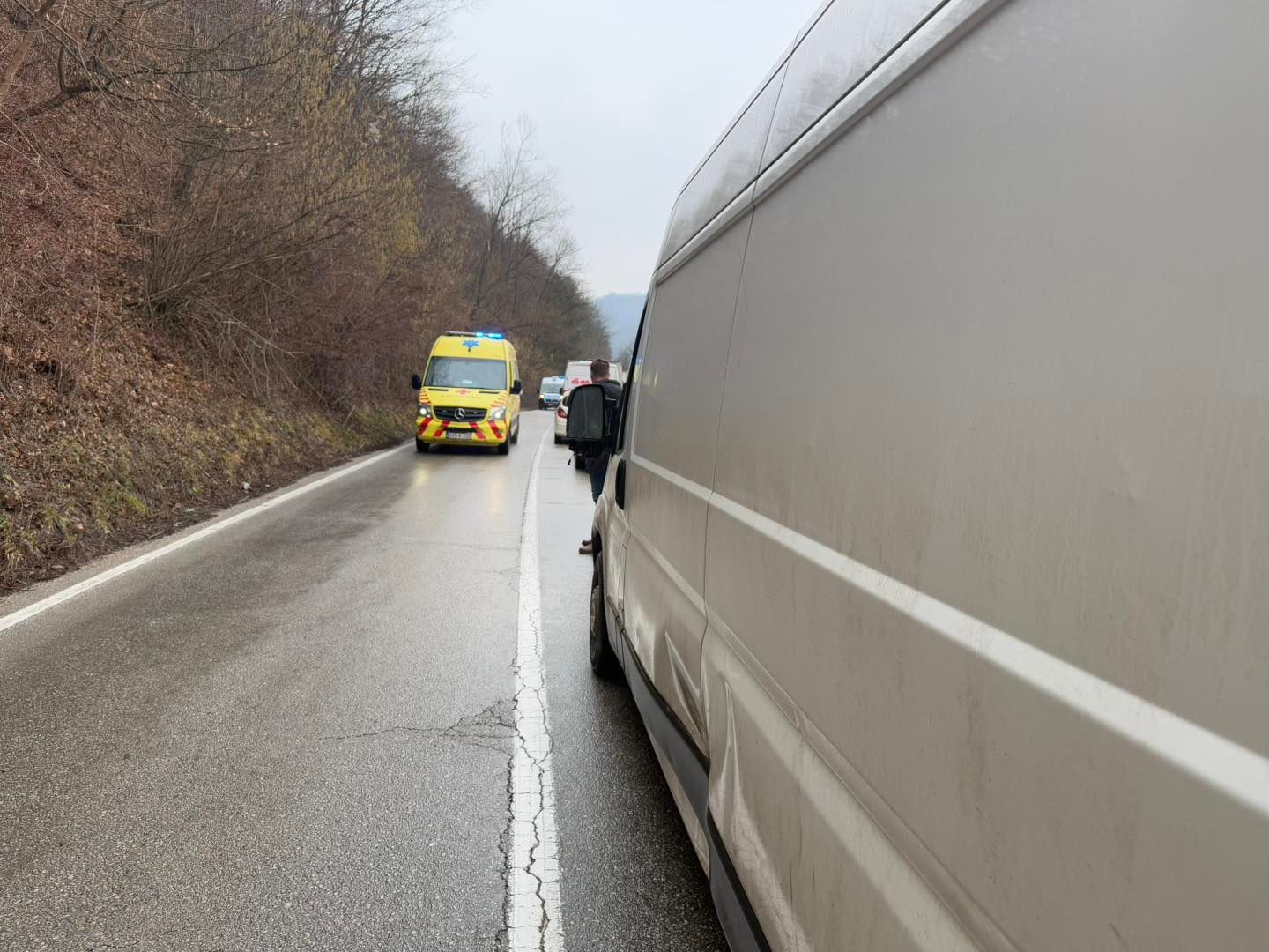 Stravična saobraćajna nesreća u BiH: Jedan automobil na krovu, drugi smrskan