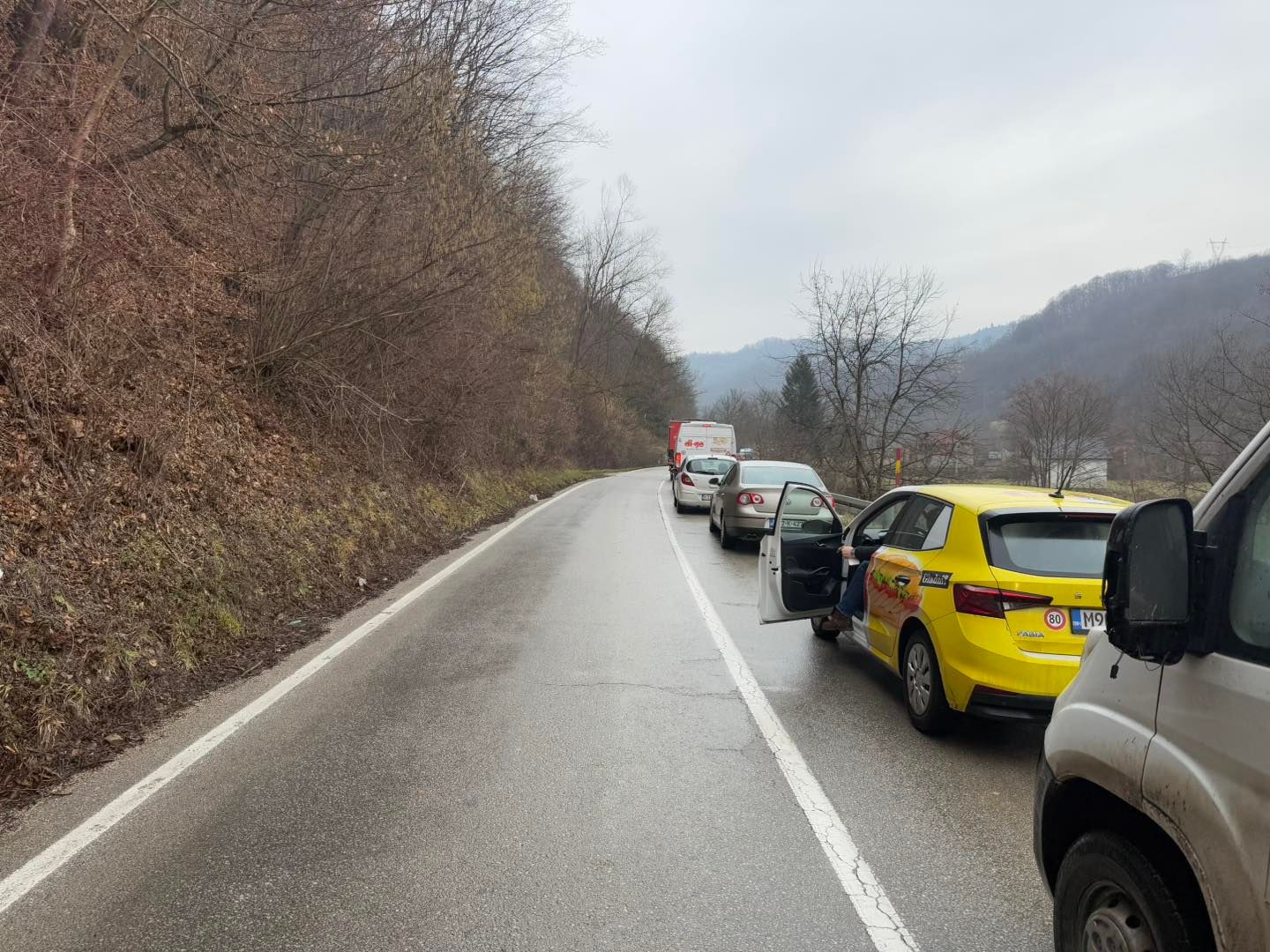 Stravična saobraćajna nesreća u BiH: Jedan automobil na krovu, drugi smrskan