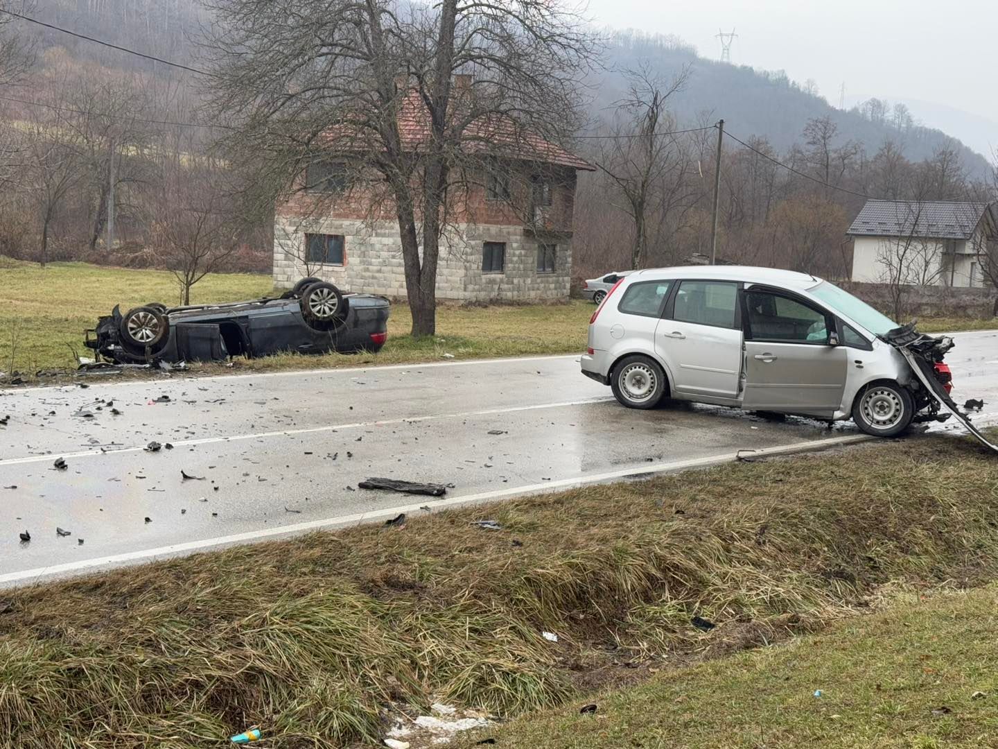 Stravična saobraćajna nesreća u BiH: Jedan automobil na krovu, drugi smrskan