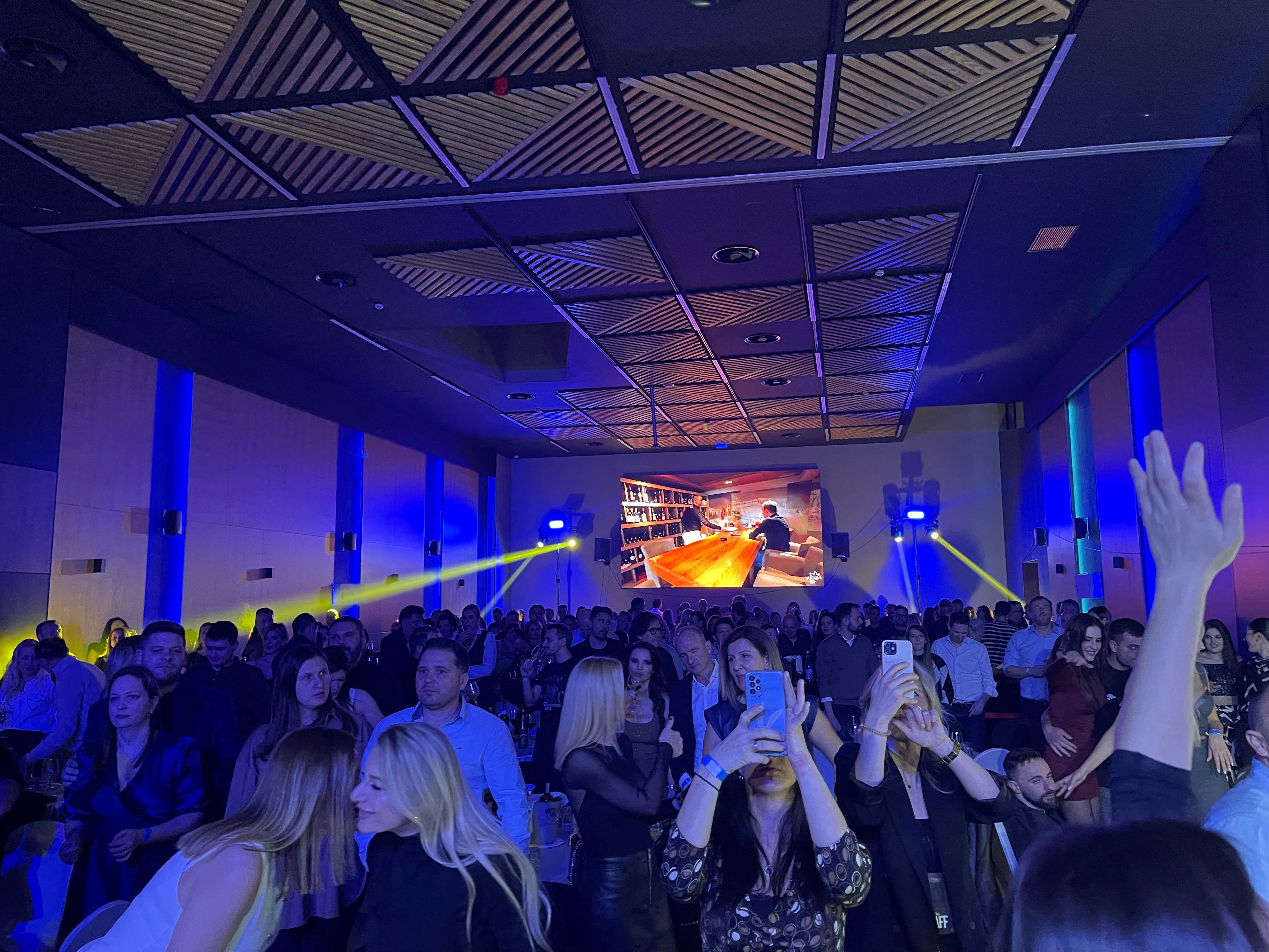 Gibonnijev spektakl na Jahorini: Pozdrav za muškarce koji su došli protiv volje za mir u kući