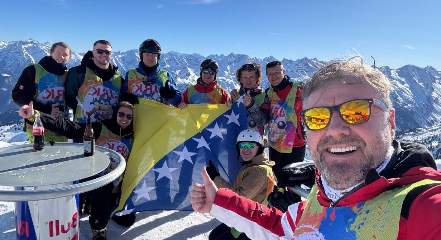 Svake godine 30 prijatelja iz djetinjstva i veliki zaljubljenici skijanja se okupljaju u Austriji na skijaškom druženju...