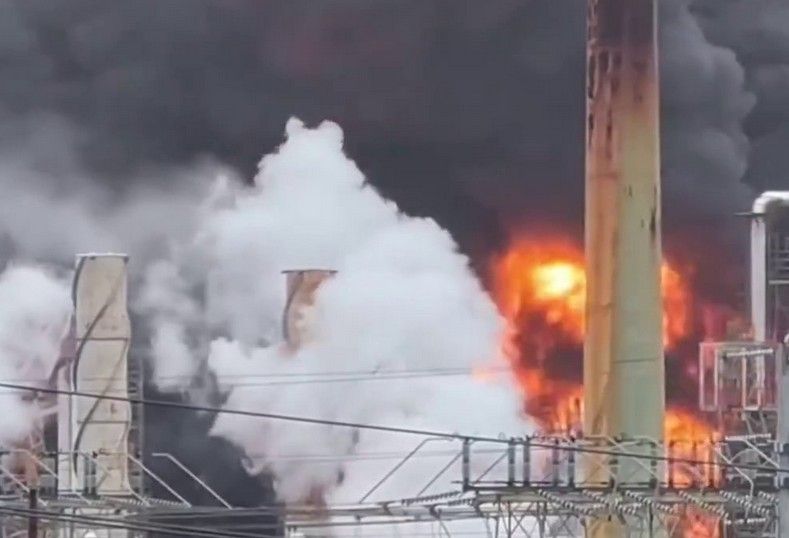 Kompanija je saopštila da je požar lokalizovan u rafineriji, koja se prostire na 860 hektara