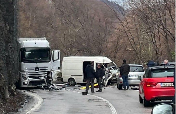 Nesreća u BiH: Autobus pun učenika završio u kanalu pored puta