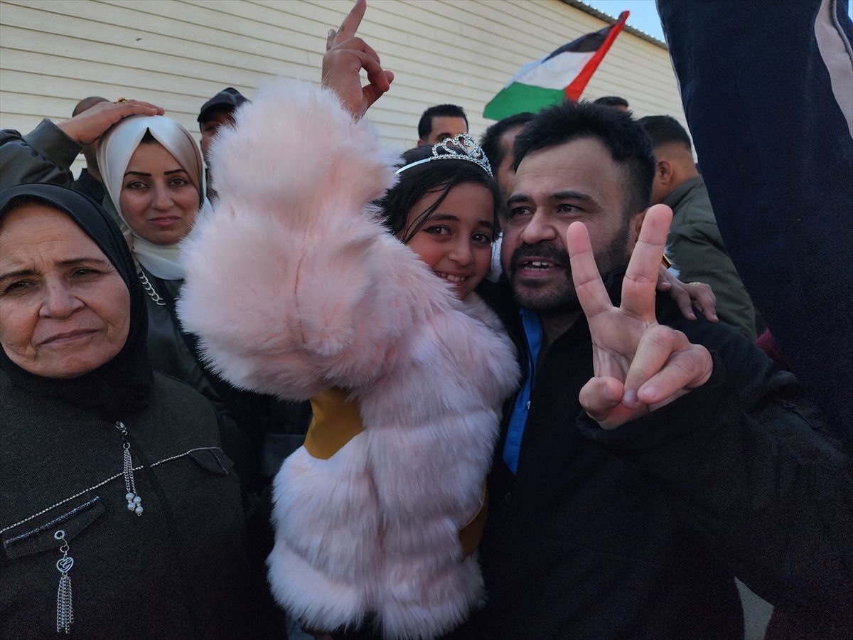 Prvi susret oslobođenog Attara s osmogodišnjom kćerkom bio je izuzetno emotivan, a sve su zabilježile kamere na dočeku oslobođenih Palestinaca u gradu Khan Younis