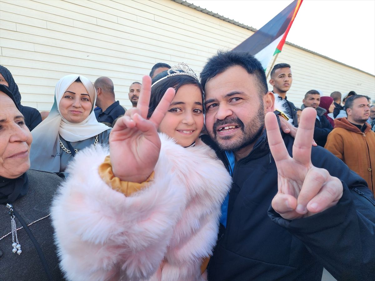 Prvi susret oslobođenog Attara s osmogodišnjom kćerkom bio je izuzetno emotivan, a sve su zabilježile kamere na dočeku oslobođenih Palestinaca u gradu Khan Younis