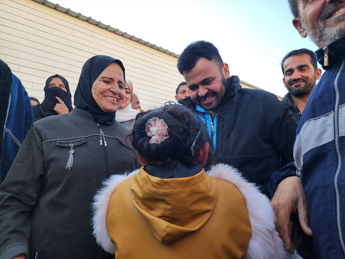 Prvi susret oslobođenog Attara s osmogodišnjom kćerkom bio je izuzetno emotivan, a sve su zabilježile kamere na dočeku oslobođenih Palestinaca u gradu Khan Younis