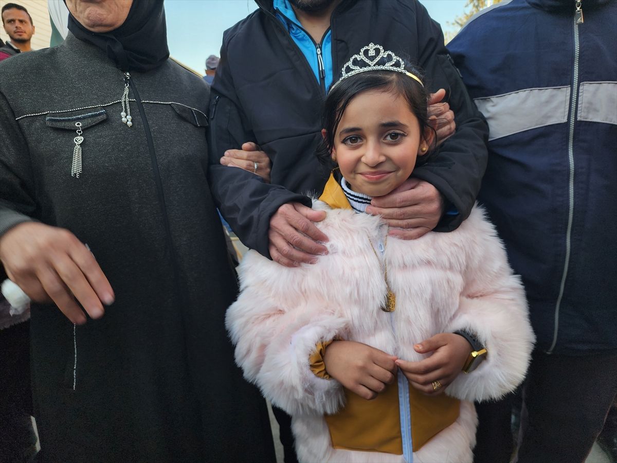 Prvi susret oslobođenog Attara s osmogodišnjom kćerkom bio je izuzetno emotivan, a sve su zabilježile kamere na dočeku oslobođenih Palestinaca u gradu Khan Younis
