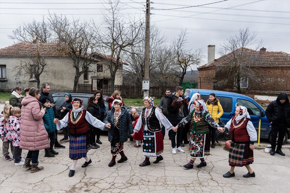 
Proslava Dana pijetla - Petljovden, kada ljudi žrtvuju pijetlove, narodni je praznik u Bugarskoj koji se obilježava 2. februara i posvećen je zdravlju i plodnosti muškog potomstva
