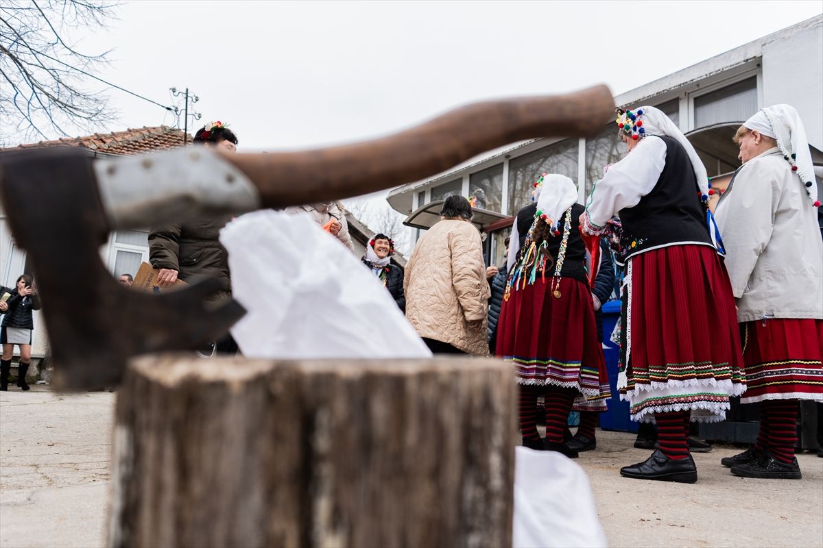 
Proslava Dana pijetla - Petljovden, kada ljudi žrtvuju pijetlove, narodni je praznik u Bugarskoj koji se obilježava 2. februara i posvećen je zdravlju i plodnosti muškog potomstva
