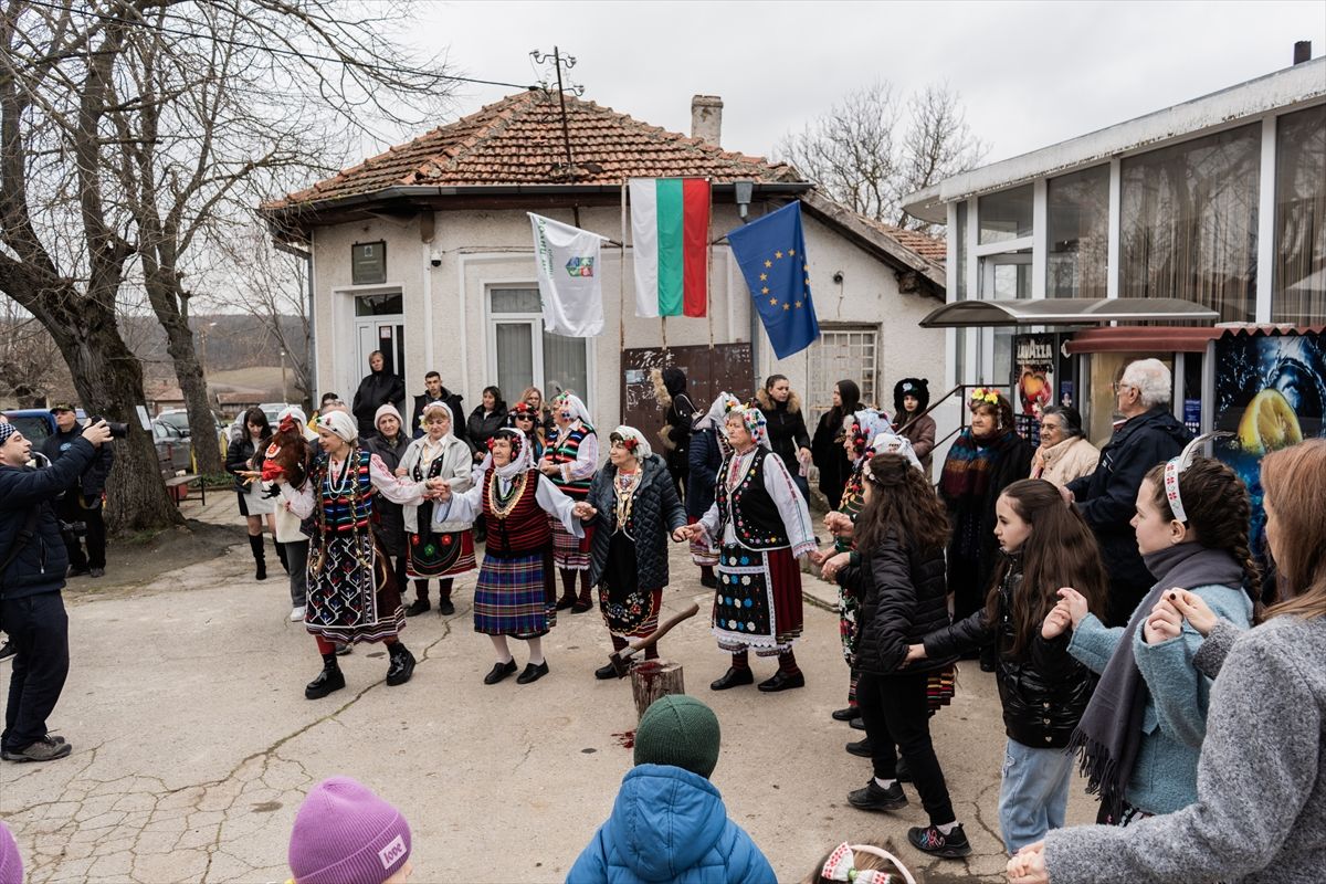 
Proslava Dana pijetla - Petljovden, kada ljudi žrtvuju pijetlove, narodni je praznik u Bugarskoj koji se obilježava 2. februara i posvećen je zdravlju i plodnosti muškog potomstva