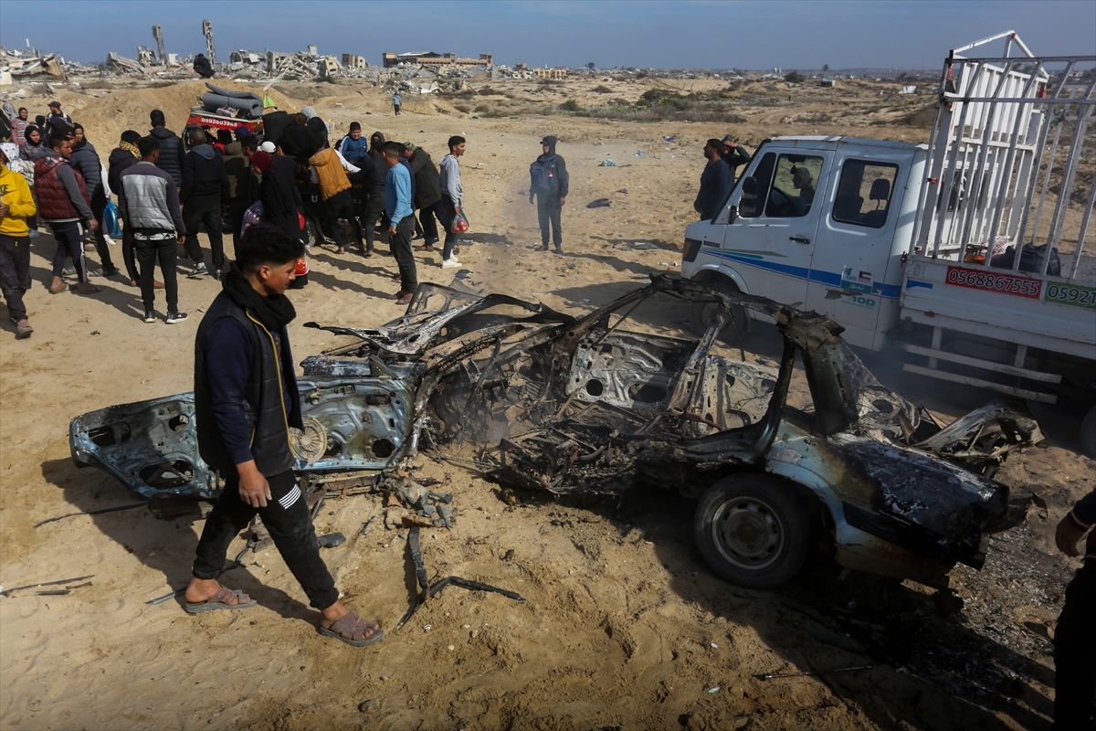 Izraelske snage, takođe, otvorile su vatru prema palestinskim kućama istočno od izbjegličkog kampa Bureij u centralnoj Gazi i istočnom Rafahu na jugu Gaze
