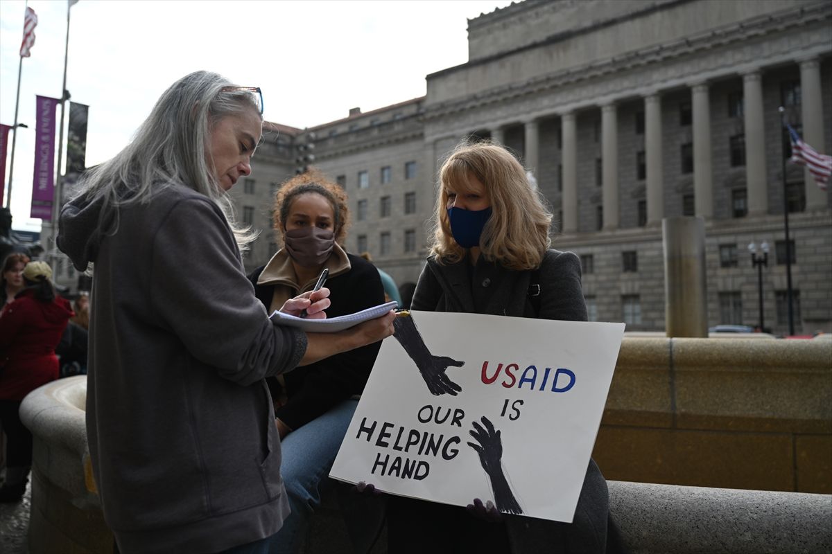 Protest je uslijedio nakon što je milijarder Elon Musk potvrdio da je Trump pristao da zatvori agenciju.
