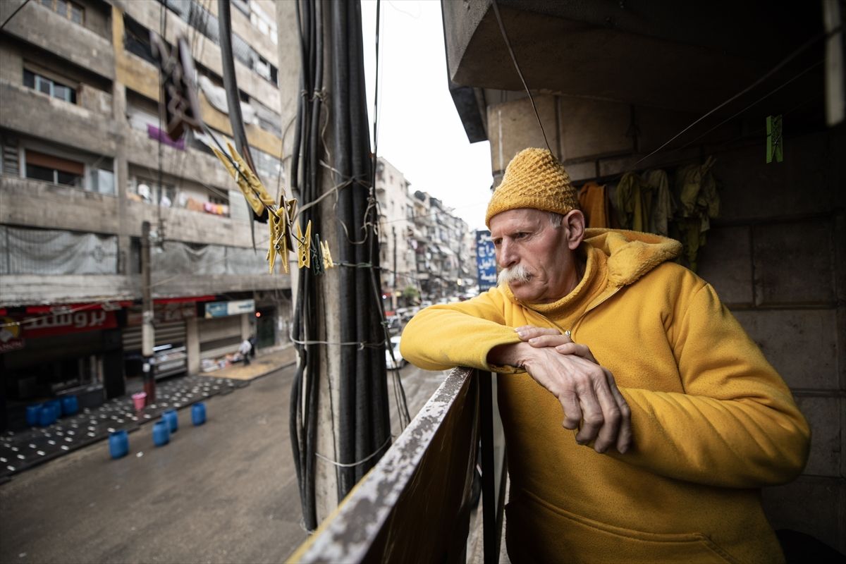 Poznat kao "žuti čovjek", Abu Zakkur smatra da je odabrao boju da širi radost, sreću i ljubav
