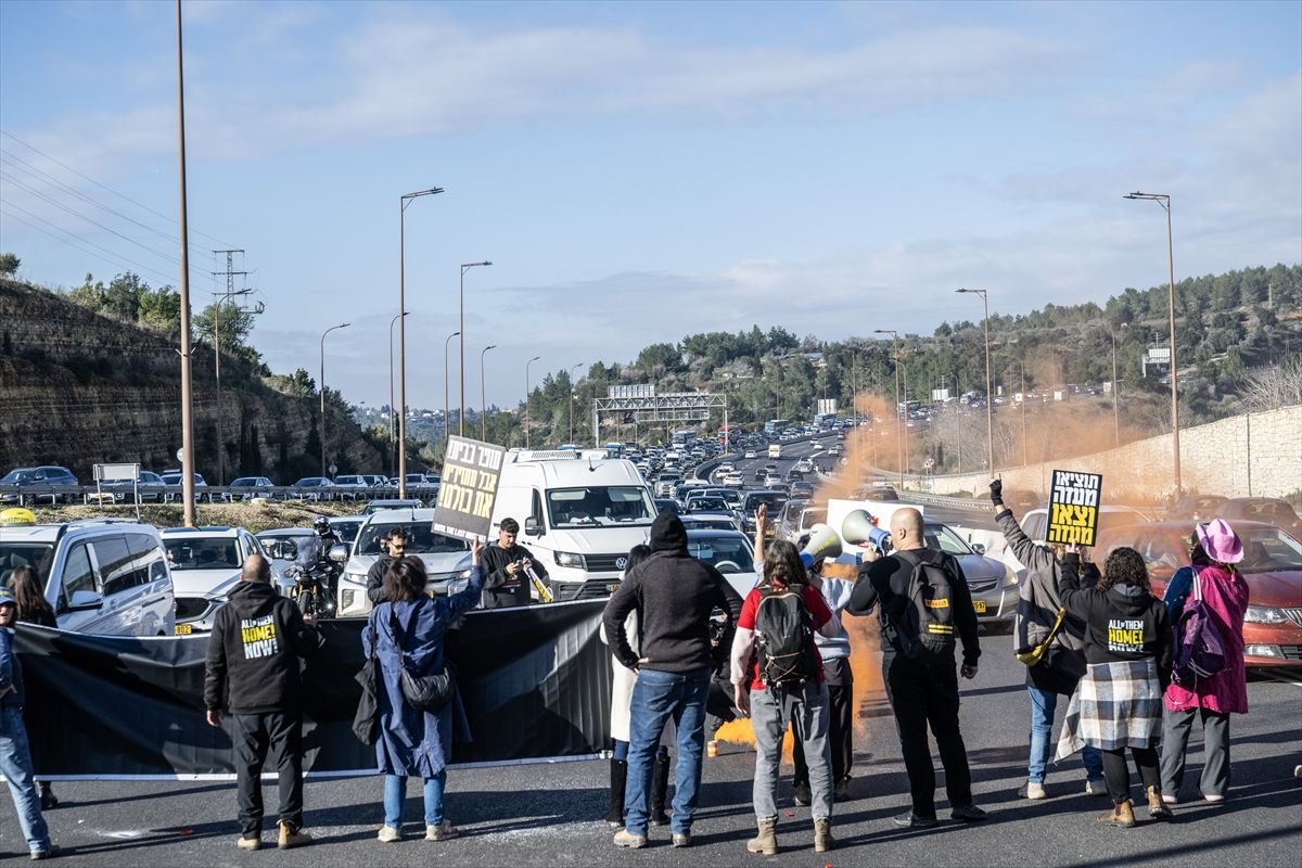 Rođaci izraelskih talaca blokirali su autocestu 1 između Jerusalema i Tel Aviva u znak protesta zbog obustave razmjene talaca pozivajući Vladu da poštuje dogovor
