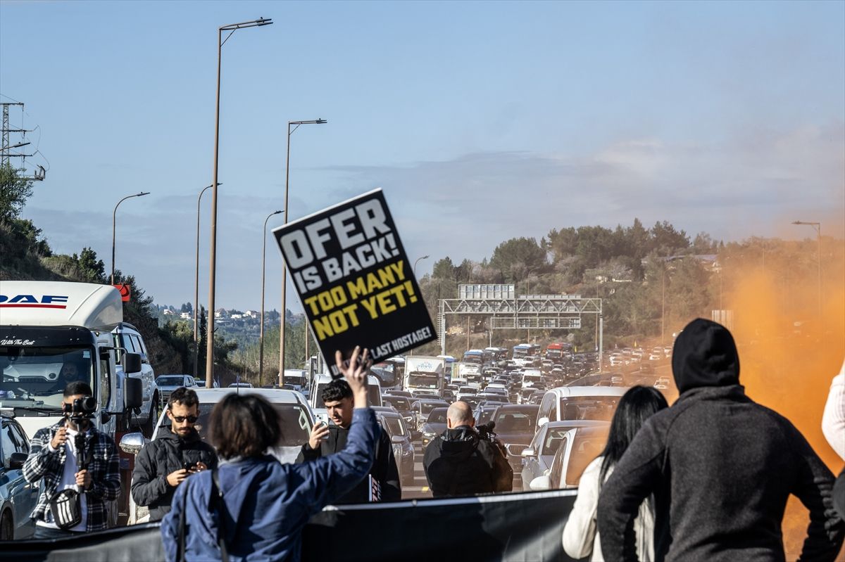 Rođaci izraelskih talaca blokirali su autocestu 1 između Jerusalema i Tel Aviva u znak protesta zbog obustave razmjene talaca pozivajući Vladu da poštuje dogovor