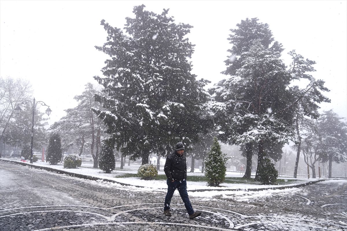 Snijeg u Istanbulu obradovao mališane, obustavljena nastava u svim školama