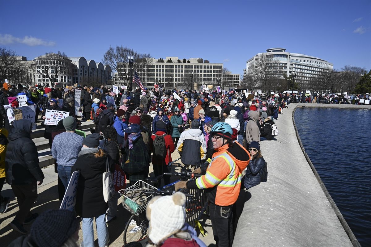 Demonstranti su nosili natpise: "Niko nije izabrao Muska" i "Pošalji Muska na Mars", dok su drugi uzvikivali: "Stop puču".