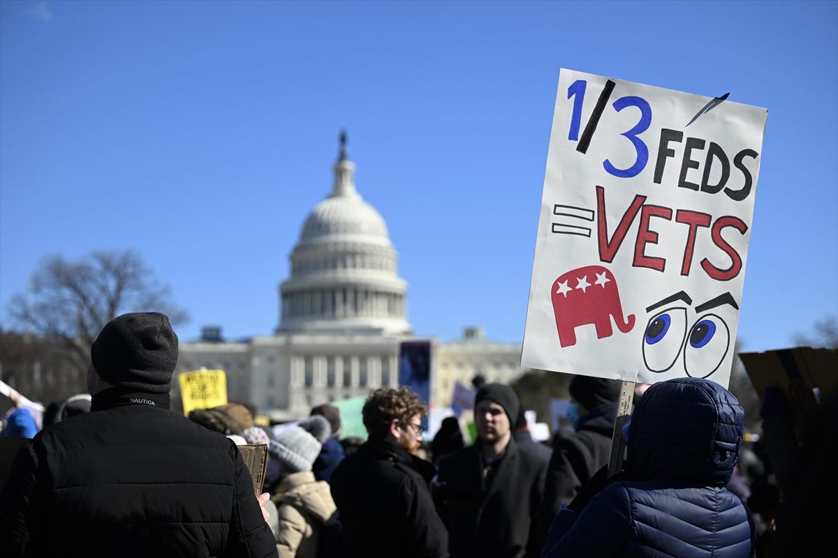Demonstranti su nosili natpise: "Niko nije izabrao Muska" i "Pošalji Muska na Mars", dok su drugi uzvikivali: "Stop puču".
