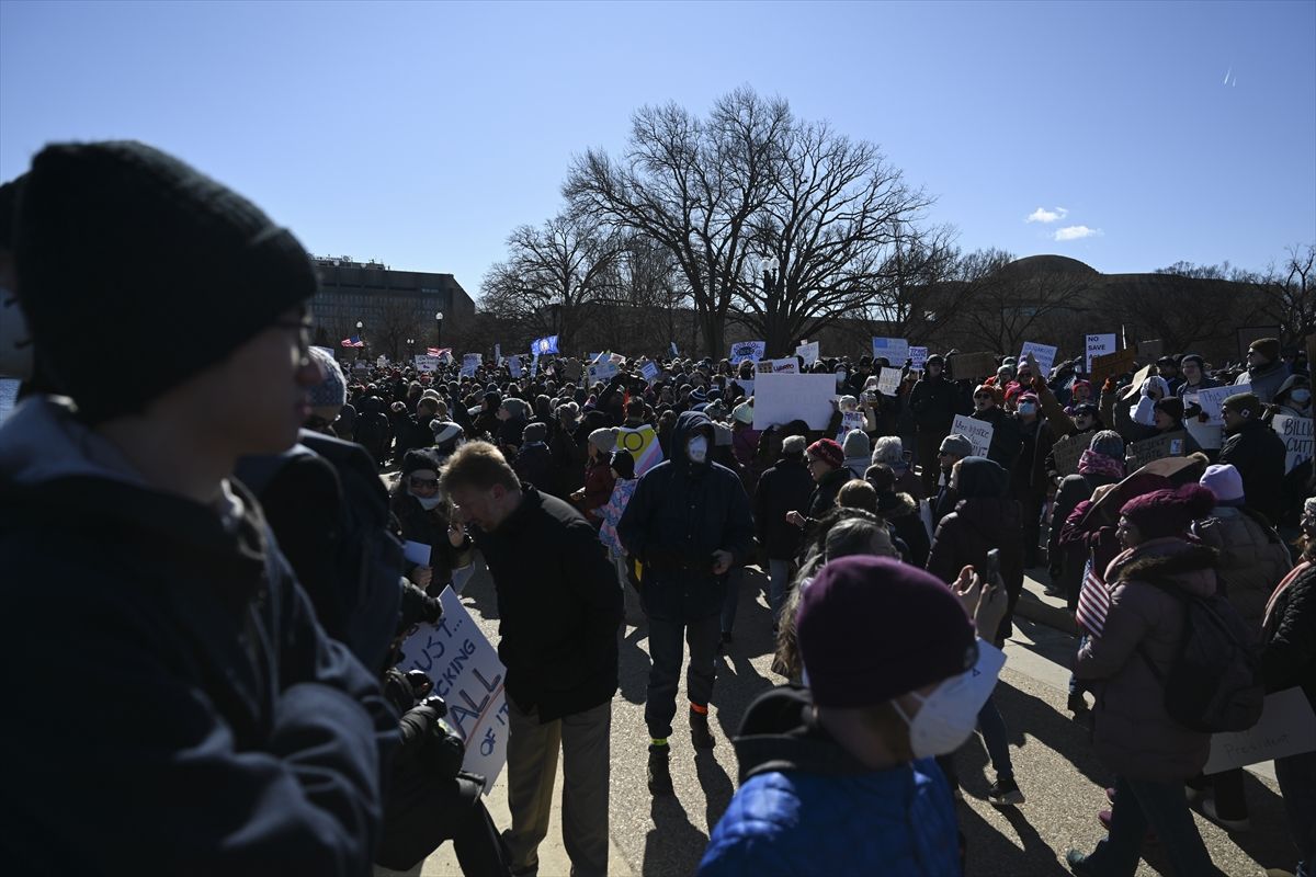 Demonstranti su nosili natpise: "Niko nije izabrao Muska" i "Pošalji Muska na Mars", dok su drugi uzvikivali: "Stop puču".