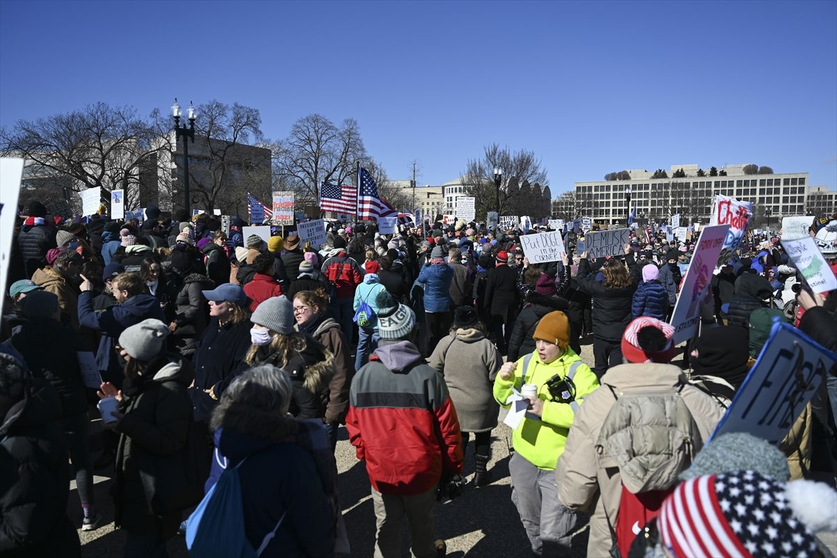 Demonstranti su nosili natpise: "Niko nije izabrao Muska" i "Pošalji Muska na Mars", dok su drugi uzvikivali: "Stop puču".