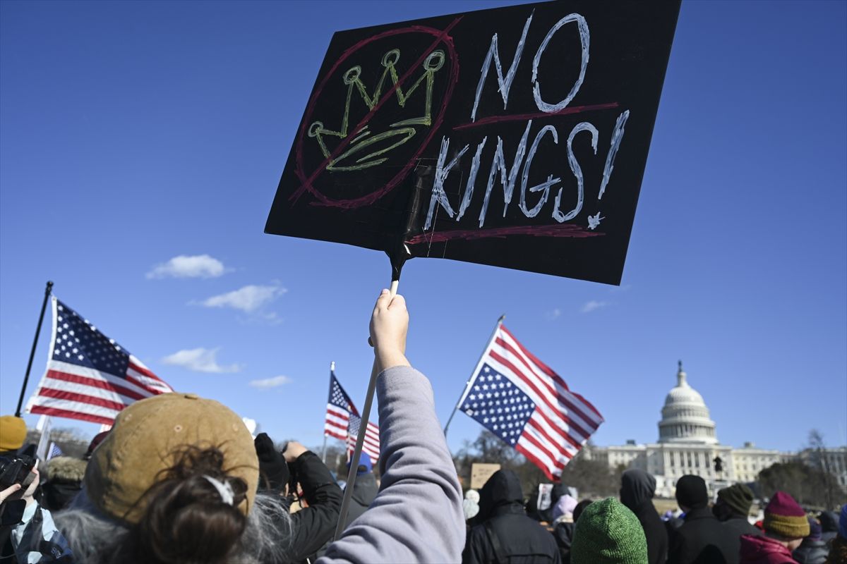 Demonstranti su nosili natpise: "Niko nije izabrao Muska" i "Pošalji Muska na Mars", dok su drugi uzvikivali: "Stop puču".